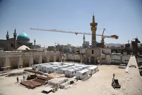 بازدید تولیت آستان قدس رضوی از مراحل ساخت تزیینات معماری رواق امیرالمؤمنین(ع) + فیلم