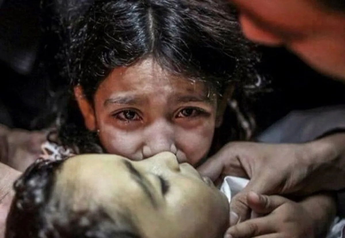 ویدئو| لحظات پرالتهاب نجات یک کودک فلسطینی از زیر آوار