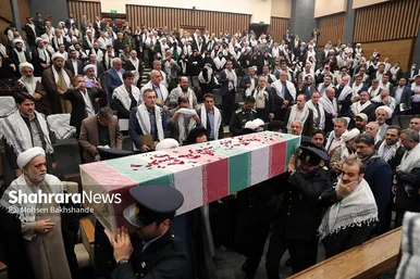 گزارش تصویری | بدرقه پیکر شهید گمنام دفاع مقدس در همایش سالیانه بسیجیان در مشهد