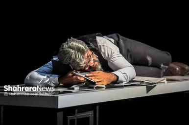 گزارش تصویری | نمایش «مردی مقابل فرزندانش»