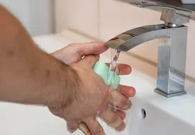 برای شستن دست&zwnj;ها از آب داغ استفاده نکنید