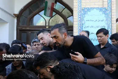 عکس‌هایی از تشییع پیکر پدر خداداد عزیزی در مشهد