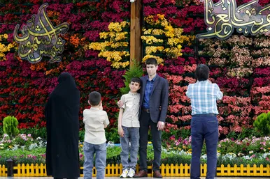 گل آرایی حرم امام رضا(ع) در دهه کرامت