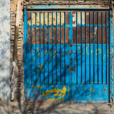 نشسته‌ام به در نگاه می‌کنم