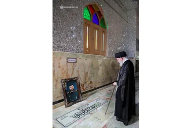 عکس‌هایی از حضور رهبر انقلاب بر مزار شهیدان امیرعبداللهیان، موسوی، جلادتی و زمانی‌نیا