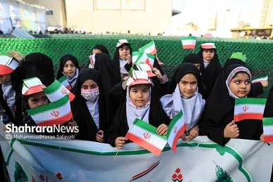 اجرای سرود «سلام فرمانده» با حضور دهه هشتادی و نودی ها در عرصه میدان شهدا مشهد