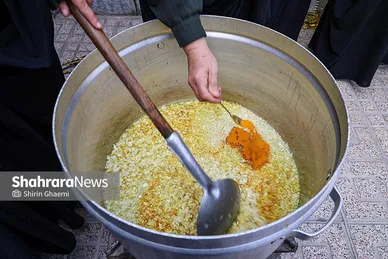 گزارش تصویری | بانوان مشهدی برای مردم حاضر در خیابان ها غذای نذری می پزند