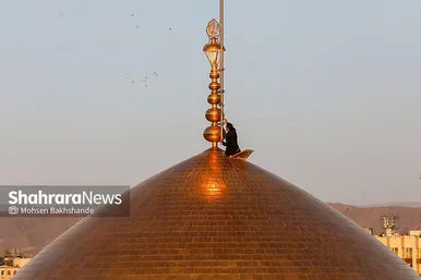 عکس‌هایی از مراسم تعویض پرچم گنبد حرم امام رضا (ع) (۱۷ شهریور ۱۴۰۳)