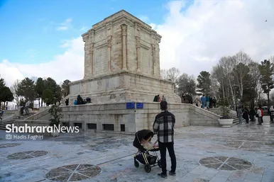 گزارش تصویری | گردشگران نوروزی در آرامگاه فردوسی