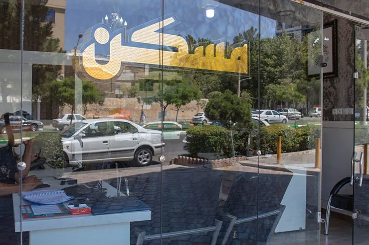 یک میز، یک تلفن و خطر فراوان