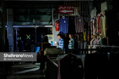 مسافر بودند و فارسی را با لجه ترکی صحبت میکردند و از مغازه دار میپرسیدند که برق قرار است کی بیاید