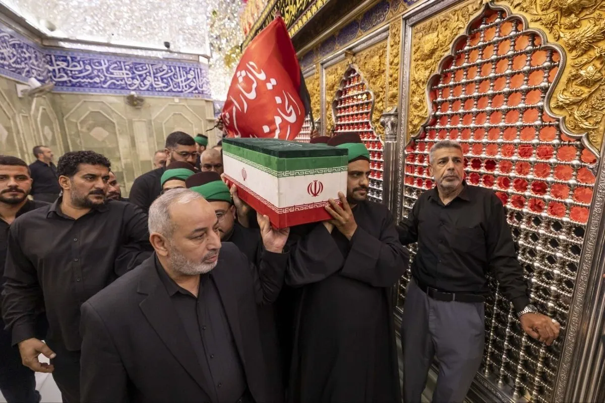 بوسه حجت‌الاسلام والمسلمین گلپایگانی بر تابوت فرزند ۱۴ ماهه | پدر و دختر به پابوسی علمدار رفتند +عکس