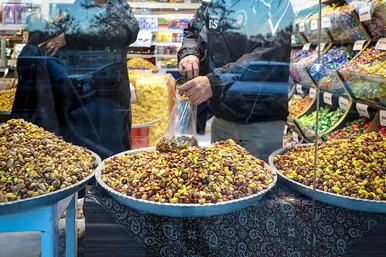 بازار میوه و آجیل در آستانه شب یلدا