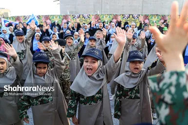 اجرای سرود «سلام فرمانده» با حضور دهه هشتادی و نودی ها در عرصه میدان شهدا مشهد