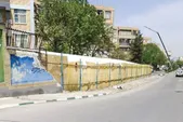 قصه ناتمام دیوارهای شهرک شهید بهشتی مشهد | ماجرای دیواری که مسیر اصلی خیابان را مسدود کرده است