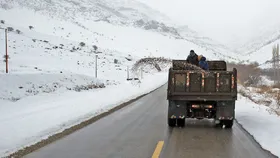 جاده&zwnj;های خراسان رضوی به خاطر بارش برف و باران لغزنده شد (۱۰ بهمن ماه ۱۴۰۱)