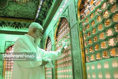 غبارروبی مضجع منور امام رضا(ع)