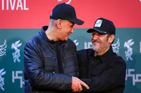 خوش‌وبش محسن قصابیان و مهران غفوریان در فوتوکال فیلم «غوطه‌ور» + عکس