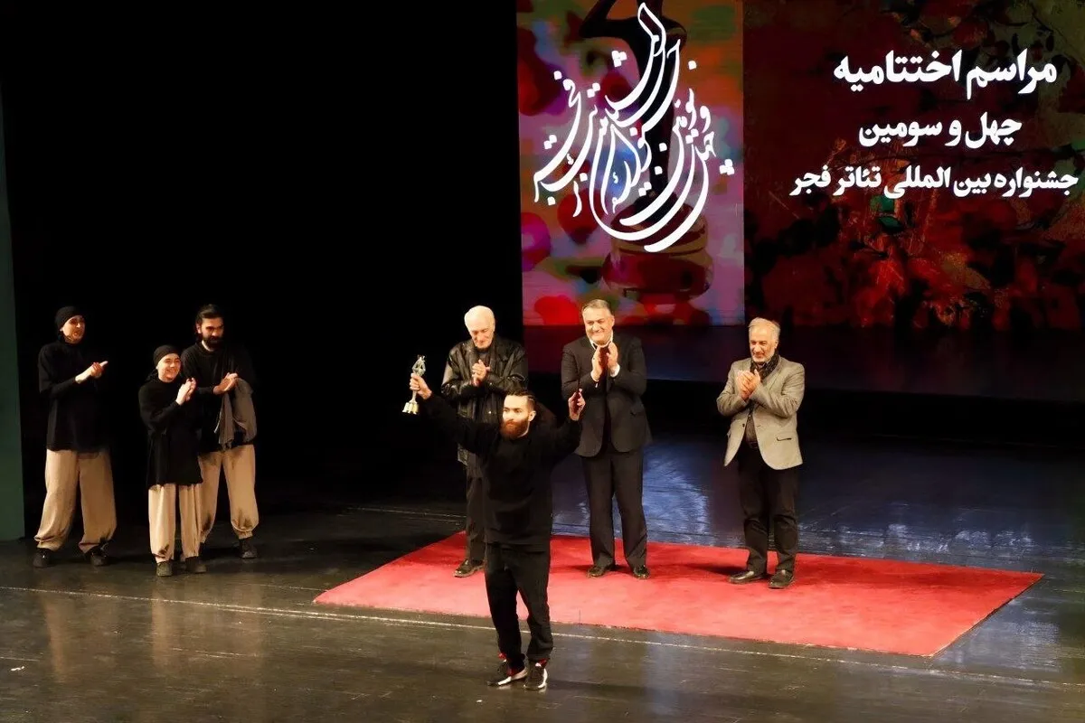 درخشش هنرمندان مشهدی در جشنواره تئاتر فجر | تندیس برترین اثر بخش دگرگونه‌های اجرایی به نمایش «تلقین» رسید