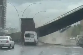 ویدئو| برخورد مرگبار کامیون با پل عابر در برزیل