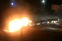 ویدیو | تصاویر دوربین مدار بسته از لحظه تخلیه اجباری مسافران و به آتش کشیدن ۲ اتوبوس شرکت واحد مشهد توسط اغتشاشگران
