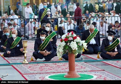 آیین تعویض پرچم گنبد حرم حضرت معصومه(س) و امام رضا (ع) به مناسبت آغاز دهه کرامت