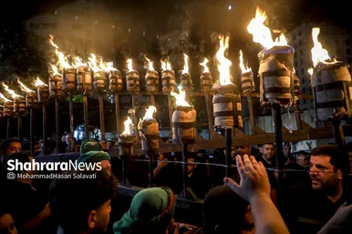 گفته می شود عربها هنگام شروع جنگ آتشی می افروزند وطبل می نوازند… در آیین مشعل گردانی که طی شبهای قبل از عاشورا برگزار می شود عزاداران گویی خود را برای یاری حضرت سیدالشهدا آماده می کنند.