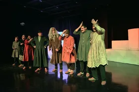 گزارشی از نمایش &laquo;آش آشتی کنان&raquo; که این شب&zwnj;ها در مشهد بر روی صحنه است