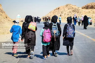 زائران پیاده در مسیر حرم مطهر رضوی