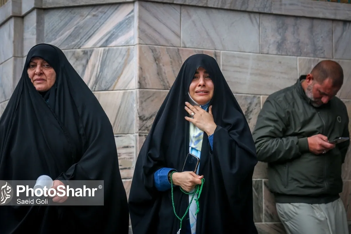 حال و هوای متفاوت زائران حرم مطهر امام رضا(ع) هنگام شنیدن خبر شهادت رئیس جمهور+ ویدئو