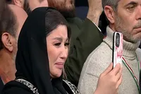 ویدئو | خوشحالی خبرنگار لبنانی پس از دریافت چفیه رهبر انقلاب