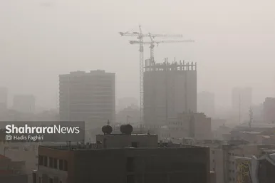 «مشهد» غرق در گردوغبار شدید (۵ دی‌۱۴۰۲)