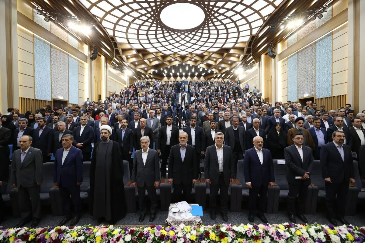 پزشکیان در دانشگاه تهران: مقابل حرف درست نمی‌ایستیم