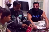 ویدئو| پاکبان مشهدی با کمک یکی از هموطنان صاحب گوشی جدید شد
