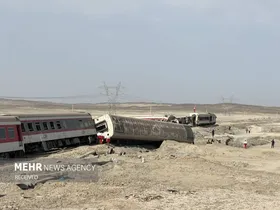 عکس&zwnj;هایی از خروج قطار مسافربری از ریل مسیر مشهد به یزد