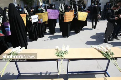 تجمع دانش‌آموزان مشهدی مقابل کنسولگری افغانستان در مشهد