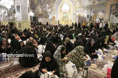 عکس| سفره افطار در حرم مطهر رضوی در شب میلاد امام حسن مجتبی(ع)