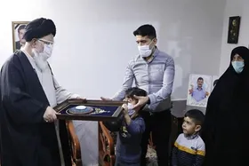 ویدئو | تکریم خانواده شهید سلامت، شهید حسن ارباب توسط آیت الله علم الهدی
