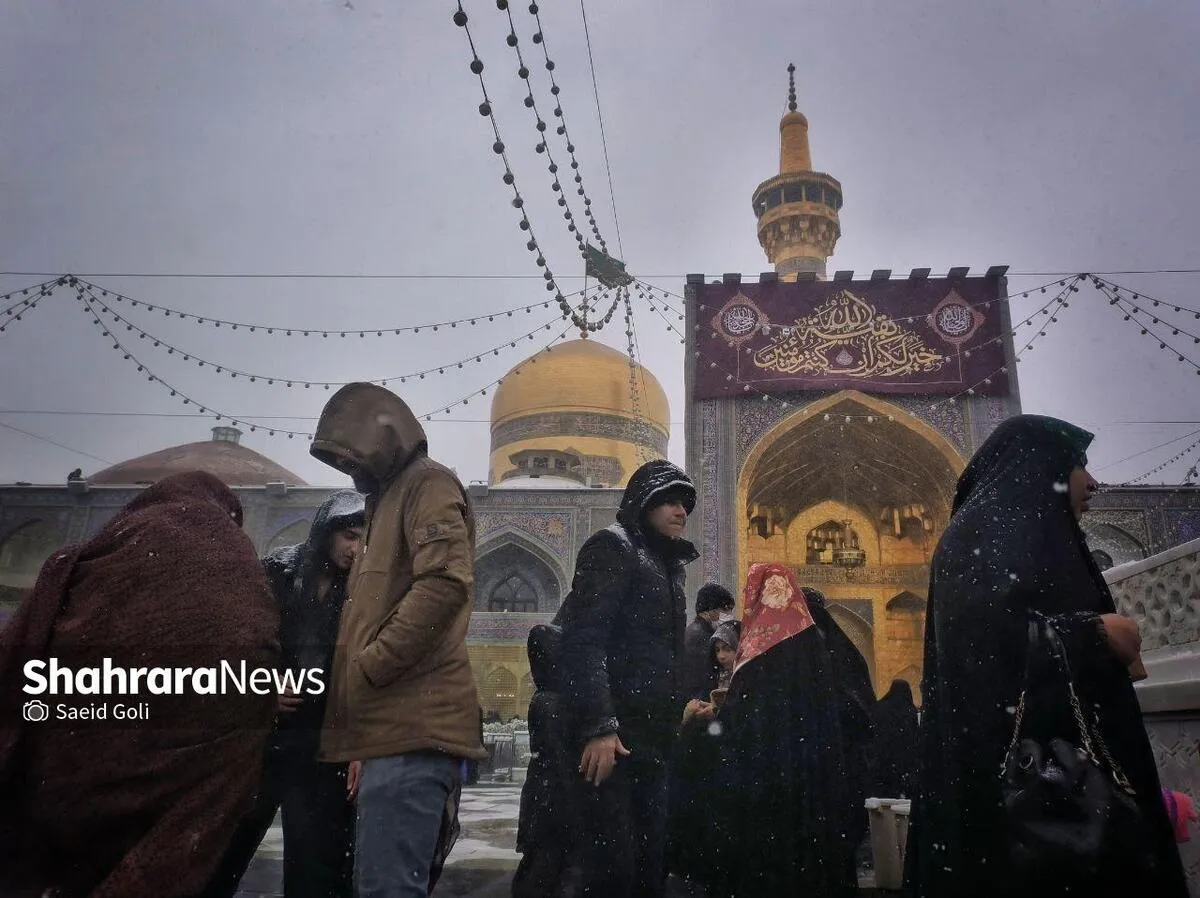 ویدئو| حال و هوای زائران بارگاه رضوی در روز برفی (۲۱ بهمن ۱۴۰۳)