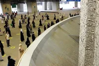 حجاج بیت الله الحرام رمی جمرات سه‌گانه را آغاز کردند (۱۷ خرداد ۱۴۰۴)