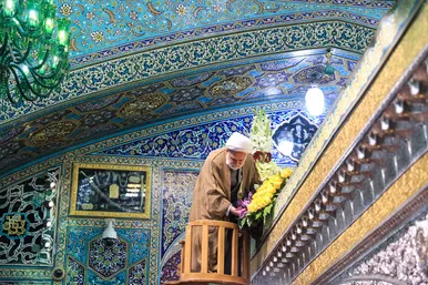 گل آرایی ویژه ولادت حضرت امام رضا (علیه السلام) در روضه منوره رضوی