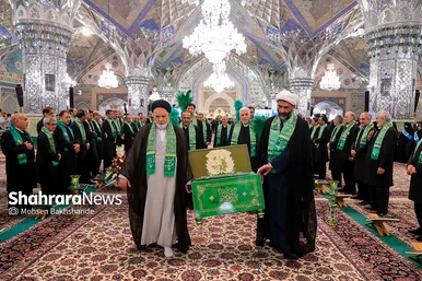 تعویض پرچم گنبد و پوش ضریح امام رضا(ع)
