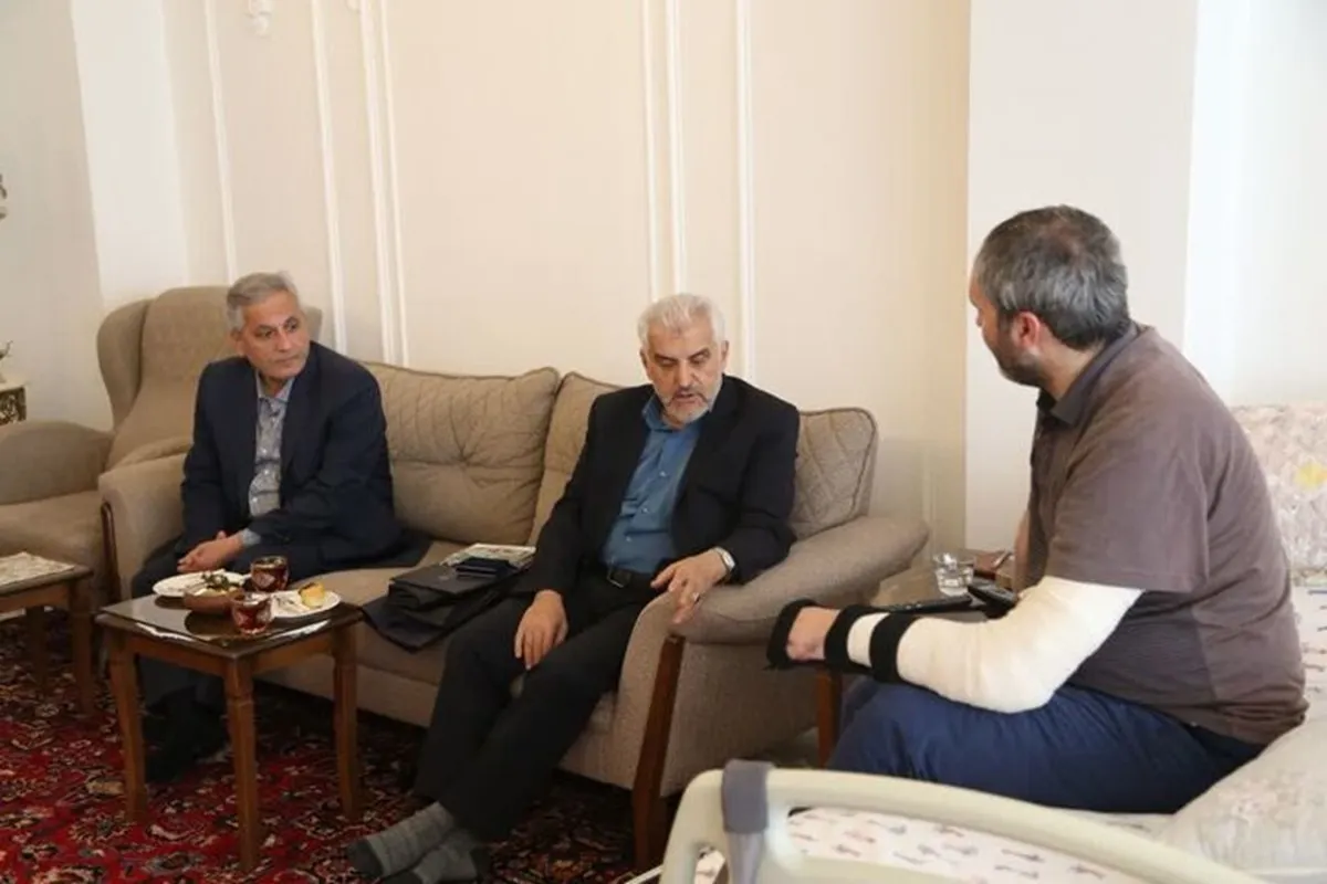 هدایای متبرک آیت‌الله سیستانی به دو جانباز یگان موشکی اهدا شد