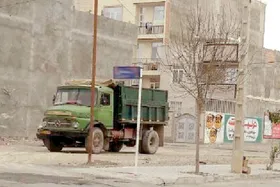 گلایه شهروندان از پارک بدون نظارت کامیون&zwnj;ها و تریلی&zwnj;ها در کوچه&zwnj;ها