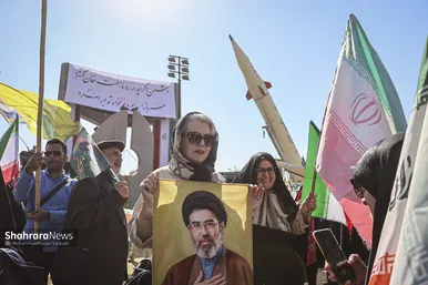 گزارش تصویری | تشکیل بزرگترین زنجیره انسانی جان فدا توسط مردم و دانشجویان مشهدی در دانشگاه فردوسی