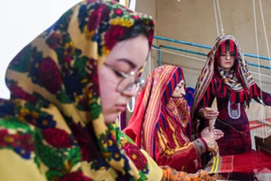 تصاویری زیبا از ابریشم‌بافی زنان در «جَرگَلان» خراسان شمالی