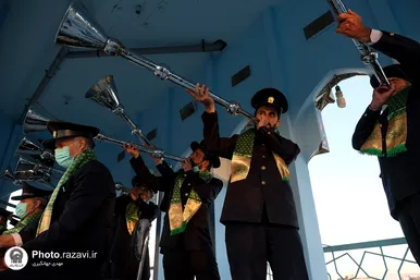 تعویض پرچم گنبد و پوش ضریح مطهر حرم رضوی همزمان با سوم ربیع الاول