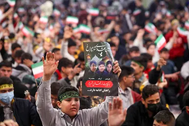 زيارت نوجوانان مشهدی به نيابت از شهداي نوجوان حادثه تروريستی شاهچراغ