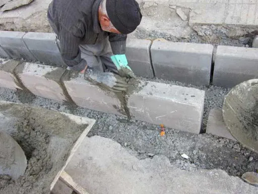 آغاز عملیات بهسازی پیاده رو و جداول محله فاطمیه.