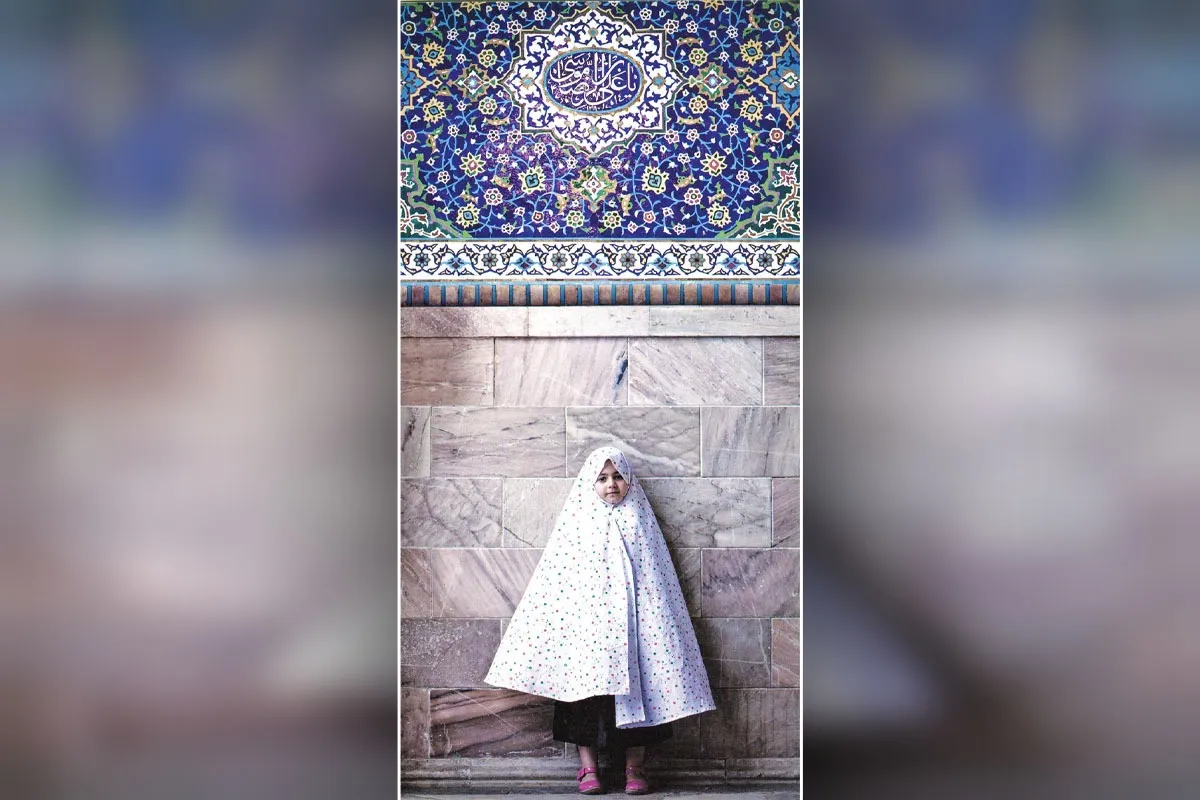 دختری با کفش‌های صورتی